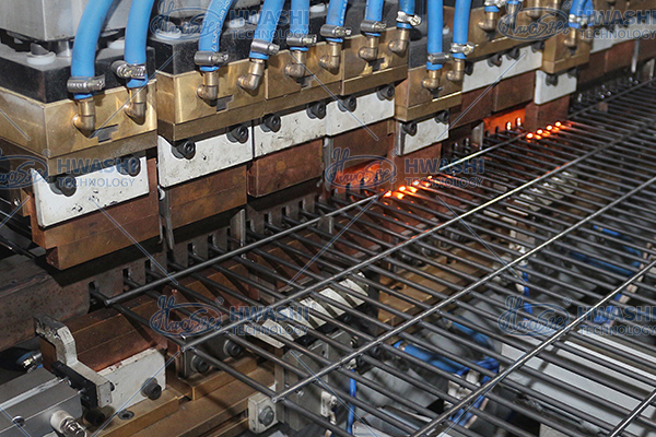 先進的な自動ワイヤーシェルフ溶接機 ワイヤーメッシュデッキシェルフ生産ライン 6