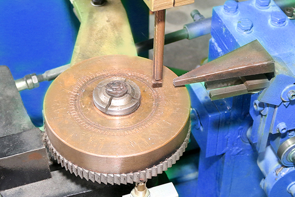 正確なワイヤ供給を備えた内輪用自動スポット溶接機 4