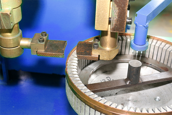 正確なワイヤ供給を備えた内輪用自動スポット溶接機 6