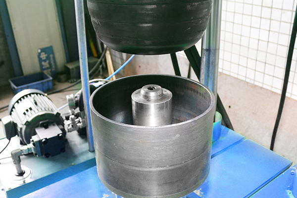 正確なワイヤ供給を備えた内輪用自動スポット溶接機 10