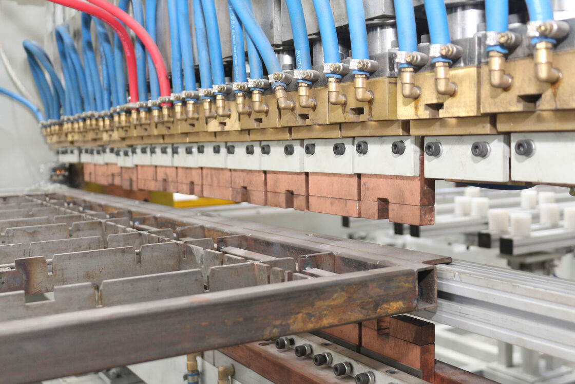 自動ワイヤーメッシュガントリー溶接機（二層フィーダー、10電極付き、多点溶接用）